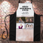 Delantal Mejor abuelo jamás nietos 4 Collages de fotos<br><div class="desc">El mejor abuelo de todos los nietos para el Collage de fotos Apron. Diseño de 4 plantillas de fotos,  blanco y negro. Personalízalo con cuatro fotos y tus nombres. Puede cambiar cualquier texto del delantal o borrarlo. Gran regalo para un abuelo por el Día del Padre,  cumpleaños o Navidades.</div>