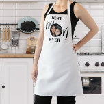 Delantal Mejor foto de mamá de todos los tiempos<br><div class="desc">Este Apron fotográfico de la Mejor Mamá de la Historia está decorado con la palabra Mamá en tipografía elegante. Personalizable fácil con tu foto. Hace un regalo perfecto para el Día de la Madre.</div>