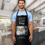 Delantal Mejor Papá Nunca Personalizado Negro Foto Keepsake<br><div class="desc">Mejor Papá Que Nunca Personalizado Negro Foto Keepsake Apron. Haz un delantal personalizado para el mejor papá de la historia. Tipografía blanca y moderna sobre un fondo negro con rayas. Agrega tu foto favorita y personalizar el texto con tus nombres. Puede cambiar cualquier texto en el delantal. Un adorable honor...</div>