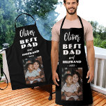 Delantal Mejor papá y familia de esposos foto Keepsake Blac<br><div class="desc">Mejor foto de papá y de la familia del marido Keepsake Black Apron. Añade una foto,  el nombre de papá y cualquier texto. Un buen recuerdo de un padre y un marido. Regalo para el día del padre,  cumpleaños o Navidades.</div>
