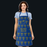 Delantal Menorah | BENDICIONES DE HANUKKAH | Monograma<br><div class="desc">Elegante Apron HANUKKAH con un falso patrón de oro MENORAH contra un fondo azul israelí. En el medio hay un texto de PERSONALIZABLE que dice BENDICIONES HANUKKAH en una falsa tipografía de oro. En la parte superior hay un PERSONALIZABLE MONOGRAM, que se puede sustituir por el suyo propio. Elementos coincidentes...</div>