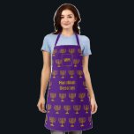 Delantal Menorah | BENDICIONES DE HANUKKAH | Monograma | Pú<br><div class="desc">Elegante Apron HANUKKAH con un falso patrón de oro MENORAH contra un fondo real morado. En el medio hay un texto de PERSONALIZABLE que dice BENDICIONES HANUKKAH en una falsa tipografía de oro. En la parte superior hay un PERSONALIZABLE MONOGRAM, que se puede sustituir por el suyo propio. Elementos coincidentes...</div>
