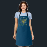 Delantal Menorah Hanukkah decorativo<br><div class="desc">Extienda la celebración de Chanukah a la cocina esta temporada. Este delantal decorativo de Hanukkah tiene una menorah dorada rodeada de hojas,  estrellas y remolinos sobre un rico fondo azul. Añade tu propio mensaje en amarillo brillante debajo. ¡Perfecto para esas ocho noches de locura! Disponible con productos a juego.</div>