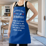 Delantal Mi gente favorita me llama abuela, Personalizado a<br><div class="desc">Hágale saber a la abuela que es especial con este divertido delantal personalizado que incluye las palabras "Mi gente favorita me llama abuela". A continuación,  agregue todos los nombres de los nietos. Perfecto para abuelas,  mamás,  tías,  abuelos,  papás,  etc. que adoran cocinar.</div>