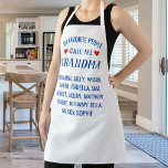 Delantal Mi gente favorita me llama abuela, Personalizado b<br><div class="desc">Hágale saber a la abuela que es especial con este divertido delantal personalizado que incluye las palabras "Mi gente favorita me llama abuela". A continuación,  agregue todos los nombres de los nietos. Perfecto para abuelas,  mamás,  tías,  abuelos,  papás,  etc. que adoran cocinar.</div>