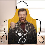 Delantal Moderno mejor DAD jamás Guay Nombre Foto Apron mas<br><div class="desc">Guay y un divertido regalo personalizado para el mejor papá de tu vida. Simplemente sube su foto y personalizar con su nombre y año de nacimiento y este será un gran regalo para cualquier gran padre en tu vida,  ya sea un novio,  esposo,  papá,  hermano o tío.</div>