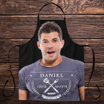 Delantal Moderno nombre de maestro de la parrilla foto de I<br><div class="desc">¡Elevar su juego de parrilladas con el Apron de los Hombres Personalizados Moderno Grillmaster! Con un diseño elegante y contemporáneo, este delantal se personaliza con su nombre y foto para un toque personal. Está fabricado con un tejido duradero y de alta calidad, es a la vez elegante y práctico, y...</div>