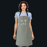 Delantal Moderno y elegante guión Monograma de niebla everg<br><div class="desc">Guión elegante moderno Monograma de niebla verde evergreen</div>