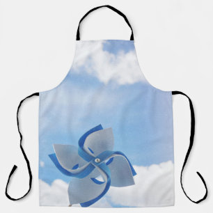 Delantal Molino de viento blanco y azul bajo cielo turbio