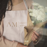 Delantal Monograma Apron Rosa Personalizado<br><div class="desc">Cocine con estilo con este Monograma Apron Personalizado. Con un diseño elegante y un monograma de personalizable, este delantal aporta un toque de sofisticación a cualquier cocina. Fabricado con materiales duraderos y de alta calidad, ofrece confort y protección, lo que lo hace perfecto para cocineros aficionados y profesionales. Ya sea...</div>