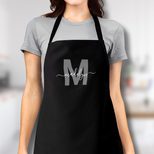 Delantal Monograma blanco negro moderno Nombre inicial (Modern Black White Monogram Initial Name Apron)