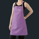 Delantal Monograma de nombre de letra moderna personalizada<br><div class="desc">Monograma de texto de nombre de letra moderna personalizada lavanda sólido color liso femenino elegante chic lavanda y blanco delantal de cocina. Personalice,  personalícelo con nombre,  cita,  frase o texto. Ideal para cocineros,  chefs,  alfarería,  cerámica,  manualidades,  trabajo,  cocina,  repostería,  barbacoa,  parrilla,  etc</div>