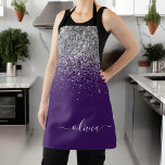 Delantal Monograma de Purpurina de color morado plateado Gi<br><div class="desc">El Purpurina de espuma morada y plateada se cepilló el nombre de monograma Metalizado Apron. Esto hace que el dulce perfecto cumpleaños 16,  boda,  ducha de novia,  aniversario,  ducha de bebé o fiesta de soltera sea regalo para alguien que ama el lujo glam y los estilos de moda.</div>