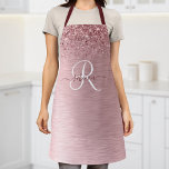 Delantal Monograma de Purpurina Metalizado cepillado de col<br><div class="desc">Personaliza fácilmente este diseño de delantal de moda a la moda con un purpurina de imitación brillante rosa y de color rosa sobre un fondo metálico de color rosa rosa.</div>