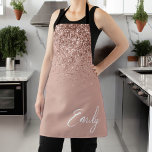 Delantal Monograma de Purpurina rosa de Rubor Girly Rosa Go<br><div class="desc">Girly Rosa Gold - Purpurina De Espuma Rosada De Rubor Cepilló El Nombre Metalizado Del Monograma Apron. Esto hace que el dulce perfecto cumpleaños 16, boda, ducha de novia, aniversario, ducha de bebé o fiesta de soltera sea regalo para alguien que ama el lujo glam y los estilos de moda....</div>