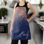 Delantal Monograma de Purpurina rosa Rubor Rosa azul de la<br><div class="desc">Azul marino y oro Rosa - Purpurina de espuma rosada de Rubor Cepillado Monograma Metalizado Apron. Esto hace que el dulce perfecto cumpleaños 16,  boda,  ducha de novia,  aniversario,  ducha de bebé o fiesta de soltera sea regalo para alguien que ama el lujo glam y los estilos de moda.</div>