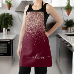 Delantal Monograma de Purpurina rosa Rubor Rosa de Borgoña<br><div class="desc">Oro Rosa - Purpurina de espuma rosa y borgoñona Rubor Cepilló el nombre de monograma Metalizado Apron. Esto hace que el dulce perfecto cumpleaños 16, boda, ducha de novia, aniversario, ducha de bebé o fiesta de soltera sea regalo para alguien que ama el lujo glam y los estilos de moda....</div>