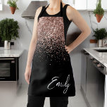 Delantal Monograma de Purpurina rosado Rubor Rosa dorado Gi<br><div class="desc">Oro Girly negro y Rosa - Purpurina de espuma rosada de Rubor Cepilló el nombre Metalizado del monograma Apron. Esto hace que el dulce perfecto cumpleaños 16, boda, ducha de novia, aniversario, ducha de bebé o fiesta de soltera sea regalo para alguien que ama el lujo glam y los estilos...</div>