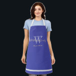 Delantal Monograma de regalo para recién casados   Moda de<br><div class="desc">Los Recién Matrimonios Regalan Elegante Monograma Script Nombre Familiar Moda Moderna Apron Azul Y Blanco. Diseño de monograma blanco personalizado con el apellido y fecha de la familia del recién casado impreso en color crema pálida sobre un hermoso fondo azul. Un regalo único para los recién casados. Encantador por su...</div>