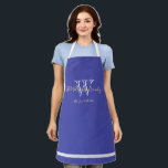 Delantal Monograma de regalo para recién casados   Moda de<br><div class="desc">Los Recién Matrimonios Regalan Elegante Monograma Script Nombre Familiar Moda Moderna Apron Azul Y Blanco. Diseño de monograma blanco personalizado con el apellido y fecha de la familia del recién casado impreso en color crema pálida sobre un hermoso fondo azul. Un regalo único para los recién casados. Encantador por su...</div>