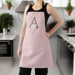 Delantal Monograma de Rubor Gris rosa moderno con guión de<br><div class="desc">Nombre de monograma rosa y gris de Rubor Apron. Esto hace que el dulce perfecto cumpleaños 16,  boda,  ducha de novia,  aniversario,  ducha de bebé o fiesta de soltera sea regalo para alguien que ama el lujo glam y los estilos de moda.</div>