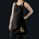Delantal Monograma elegante de escritura de oro negro<br><div class="desc">Este sencillo y elegante delantal negro con tu nombre en una moderna letra de guión en blanco tecleado sobre tu primera línea en una moderna letra de tope en oro es perfecto para cuando cocinas,  entretenidas,  barbacoas. Es de diseño y a la vez muy clásico.</div>