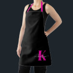 Delantal Monograma elegante de escritura rosada caliente ne<br><div class="desc">Este sencillo y elegante delantal negro con tu nombre en una fuente de escritura a la moda en blanco tecleado sobre tu primera inicial en un moderno tipo de letra de tope en rosa caliente es perfecto para cuando cocinas, entretenidas, barbacoas. Es de diseño y a la vez muy clásico....</div>