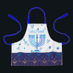 Delantal Monograma Hanukkah Festival Menorah Lights<br><div class="desc">Hanukkah Menorah Ilumina la etiqueta de vacaciones. Decoración de los logotipos monograma y Hanukkah con un patrón de símbolos tradicional. Hogar y Vivir > Cocina y Comedor > Ropa de mesa y cocina > Aprones. Israel, Jerusalén. Diseño moderno Sofiartmedia. Diseño moderno Judaica con plantilla de texto. Personalízalos añadiendo el nombre...</div>