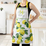 Delantal Monograma limones modernos acuarela en madera rúst<br><div class="desc">Aquí hay una manera maravillosa de añadir a la diversión del hornear. Añade brillo extra a tus aventuras culinarias cuando usas este bonito, moda, moderno, moderno y personalizado delantal. Lemones de acuarela y hojas verdes, frescos y rústicos, junto con la tipografía de escritura manuscrita verde de hierba, superponen un campo,...</div>