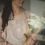 Delantal Monograma Minimalista moderno Taupe natural<br><div class="desc">Un diseño sencillo y elegante,  con una tipografía moderna y un toque natural de color. El texto,  incluido su monograma,  puede ser fácilmente personalizado para hacer un diseño tan único como usted. El diseño a la moda perfecto para uso personal o de negocios.</div>