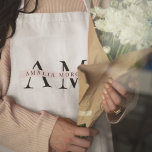Delantal Monograma mínimo inicial<br><div class="desc">Aumente su estilo de cocina con este Monograma Apron Minimalista. Con un diseño elegante y sencillo, este delantal combina la funcionalidad con la elegancia, lo que lo hace perfecto tanto para cocineros caseros como para chefs profesionales. El monograma de personalizable aporta un toque personal, asegurándose de que se cocina con...</div>