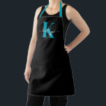 Delantal Monograma moderno de escritura Verde azulada negra<br><div class="desc">Este sencillo y elegante delantal negro con tu nombre en un estilo de letra de escritura a la moda en blanco tecleado sobre tu primera línea en un moderno tipo de letra de tope en verde azulado es perfecto para cuando cocinas, entretenidas, barbacoas. Es de diseño y a la vez...</div>