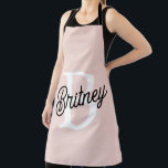 Delantal Monograma personalizado moderno y nombre Pastel ro<br><div class="desc">Presentamos nuestro moderno Monograma y Apron Rosa Pastel, una elegante y funcional adición a su cocina o como un regalo atento. Este delantal presenta un diseño contemporáneo en rosa pastel suave, personalizado con su monograma y nombre, añadiendo un toque de elegancia y singularidad. Perfecto para cocinar, cocinar o organizar reuniones,...</div>