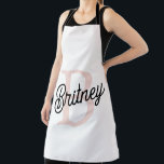 Delantal Monograma personalizado moderno y nombre Pastel ro<br><div class="desc">Presentamos nuestro moderno Monograma y Apron Rosa Pastel, una elegante y funcional adición a su cocina o como un regalo atento. Este delantal presenta un diseño contemporáneo en rosa pastel suave, personalizado con su monograma y nombre, añadiendo un toque de elegancia y singularidad. Perfecto para cocinar, cocinar o organizar reuniones,...</div>