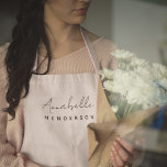 Delantal Monograma Rubor Pink | Femeninas Minimalistas mode<br><div class="desc">Un diseño de monograma personalizado sencillo y elegante, con una tipografía de escritura manuscrita minimalista moderna, emparejada con una tipografía de bloques en negro sobre un elegante fondo rosa pastel. El nombre del monograma se puede personalizar fácilmente para hacer un diseño tan único como usted! El regalo o accesorio perfectamente...</div>