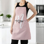 Delantal Monograma tipográfico moderno de color rosa mínimo<br><div class="desc">Mejore su experiencia culinaria con el Monograma Minimal Pink Modern Typographic Apron. Este elegante delantal presenta un suave color rosado y un monograma tipográfico contemporáneo que ofrece un toque personalizado a su vestimenta de cocina. Fabricado con tejidos duraderos de alta calidad, ofrece una excelente cobertura y protección mientras se cocina...</div>