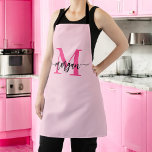 Delantal Monograma tipográfico moderno mínimo de color rosa<br><div class="desc">Eleva tu estilo de cocina con nuestro Monograma Minimal Pink Moderno Typográfico Moderno! Con un diseño minimalista y elegante en negrita rosa cálido, este delantal se personaliza con tu monograma en una moderna tipografía. Perfecto para cocinar, cocinar o asar, combina la moda y la función con correas ajustables y tejido...</div>