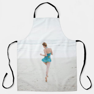 Delantal Mujer caminando cerca de la playa
