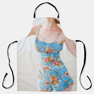 Delantal Mujer con enterizos de flores azules y gorra marró