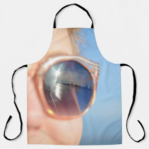 Delantal Mujer con gafas de sol enmarcadas marrones