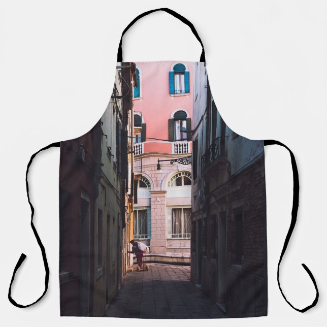 DELANTAL MUJER EN CAMISA BLANCA Y PANTALLAS NEGRAS CAMINAND (Anverso)