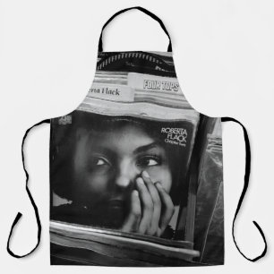 DELANTAL MUJER EN CAMISETA NEGRA FRENTE A LOS LIBROS