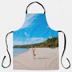 Delantal Mujer haciendo acrobacia a orillas del mar cerca d