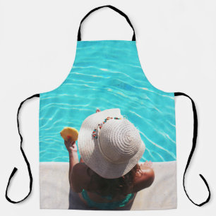 Delantal Mujer sentada al lado de la piscina