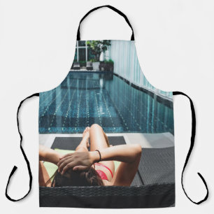 Delantal Mujer sentada en el salón de chaise marrón