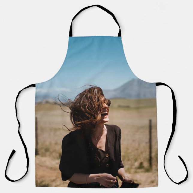 Delantal Mujer sonriente en campo marrón y verde (Anverso)