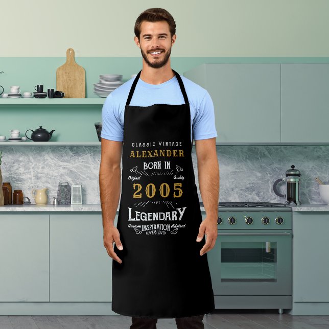 Delantal Nacido en 2005 Vintage Black personalizado (Personalized 20th birthday legendary black and gold apron worn by a man in the kitchen )