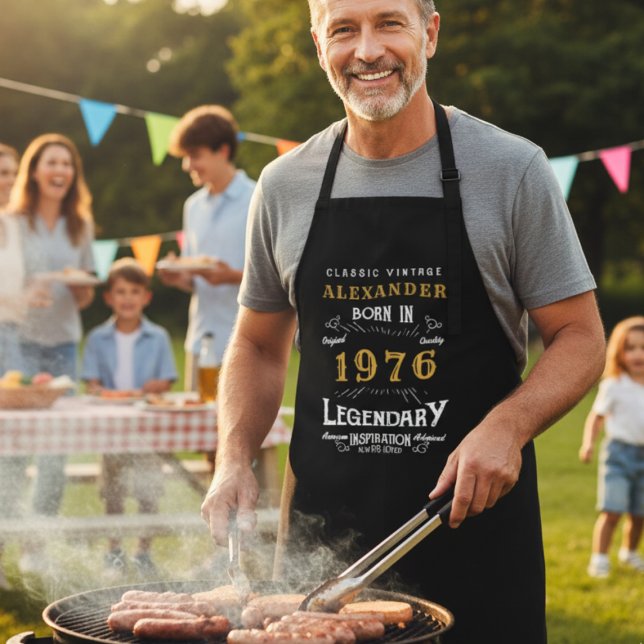 Delantal Nacido en el 50º cumpleaños 1976, negro vintage (50 year old man wearing a personalized black apron at a BBQ)