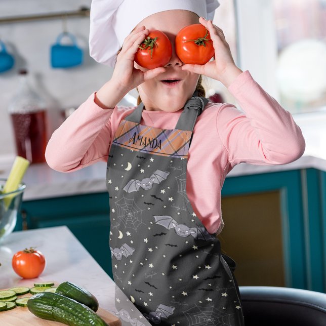 Delantal Naranja y Black Spooky Cute Bats Halloween niños (Spooky Bats Black Kids Apron. Cute Bats, Stars, Spiderwebs & Spooky Cute Text. Plaid Borders)