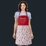 Delantal Navidades de nombres de patrones de gnomos de cort<br><div class="desc">¡Gnomes, gnomos, gnomos! Este divertido delantal presenta un patrón de gnomos, árboles y copos de nieve en rojo, blanco y gris sobre un fondo blanco. ¡Ideal para las vacaciones de los Navidades o sólo para un divertido delantal de invierno! Se incluyen tres plantillas de texto para la personalización, lo que...</div>